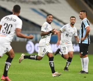 Marinho comemora gol pelo Santos sobre o Grêmio: 'É bom marcar contra o ex'
