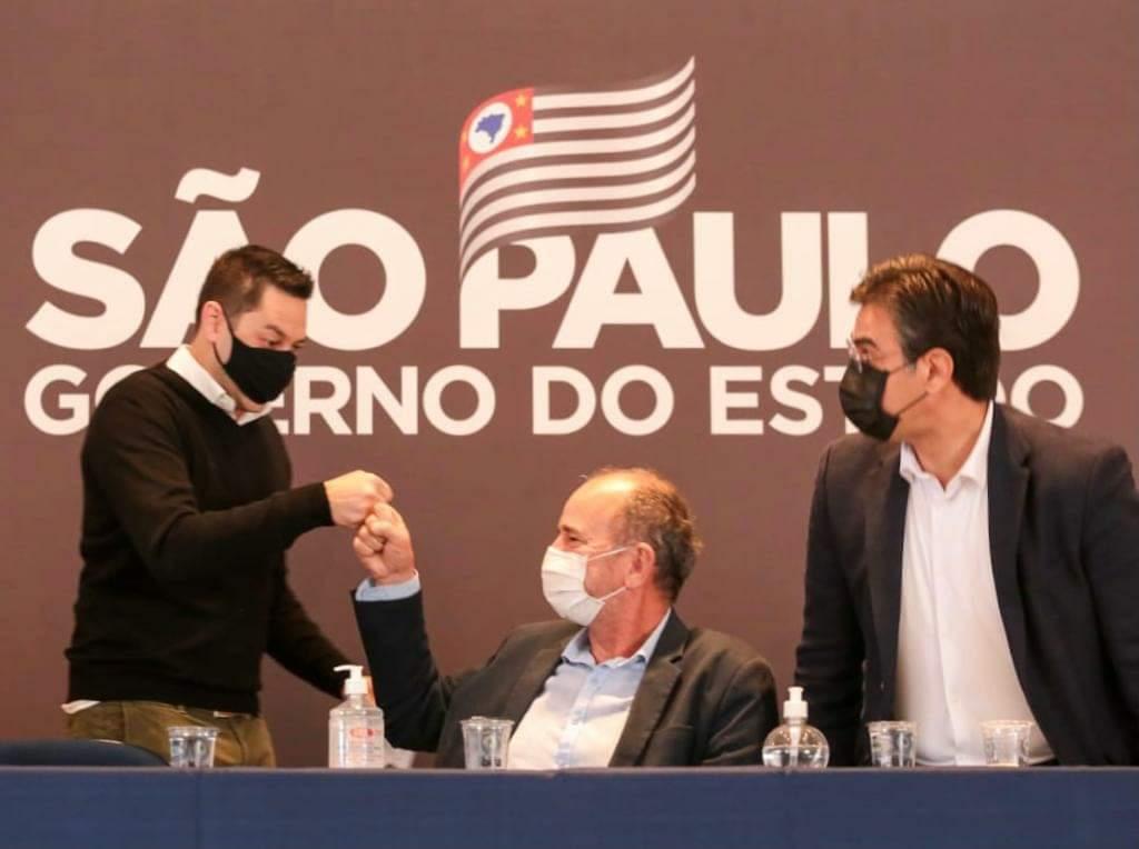 Em Assis (SP) Rodrigo Garcia e Marco Vinholi entregam 7 mil cestas básicas e R$ 8 milhões em infraestrutura