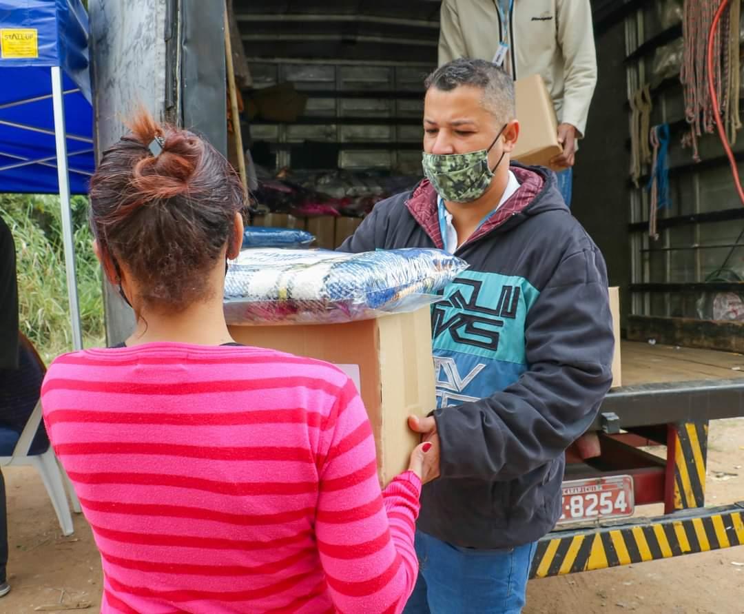 Prefeitura de Carapicuíba entrega 600 cestas básicas e 300 cobertores em diversas comunidades