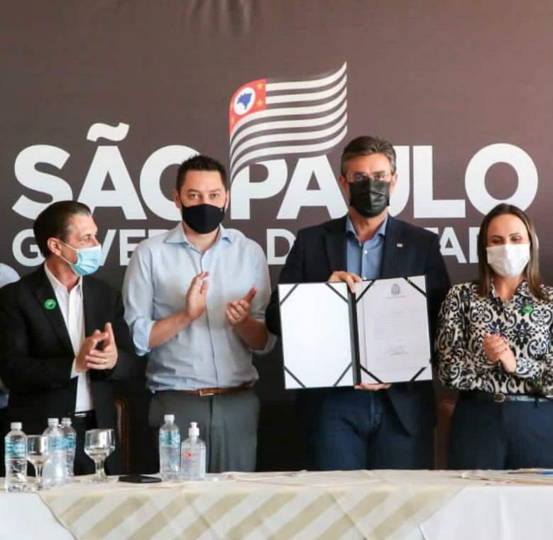 Rodrigo Garcia e Marco Vinholi entregam moradias em Barretos