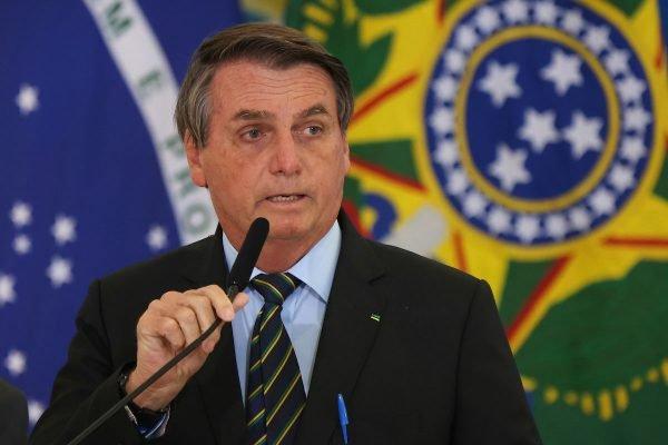 Bolsonaro vai ao STF contra lei que compensa profissional de saúde incapacitado por Covid