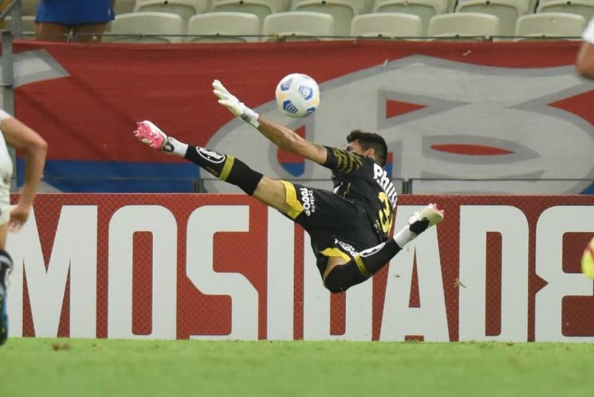 Goleiro do Santos volta a defender pênalti após quase dois anos