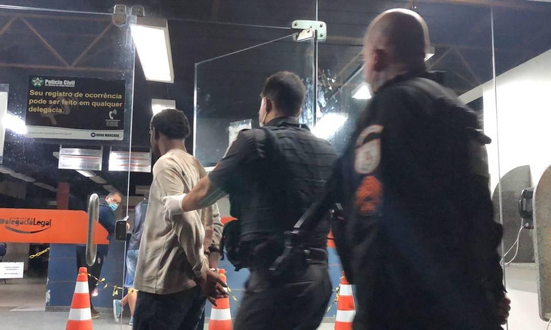 Homem armado com facão invade culto e agride três pessoas; 'Foi uma cena do inferno, um filme de terror', diz pastor