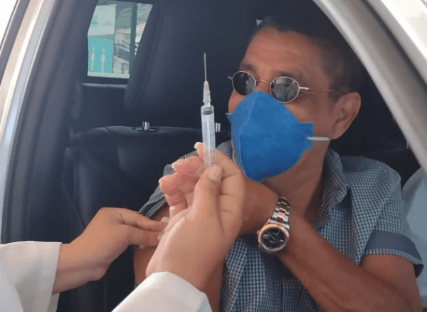 No hospital, Zeca Pagodinho agradece orações e pede: ‘o importante é se vacinar’