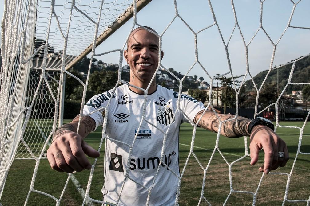 Santos anuncia Diego Tardelli