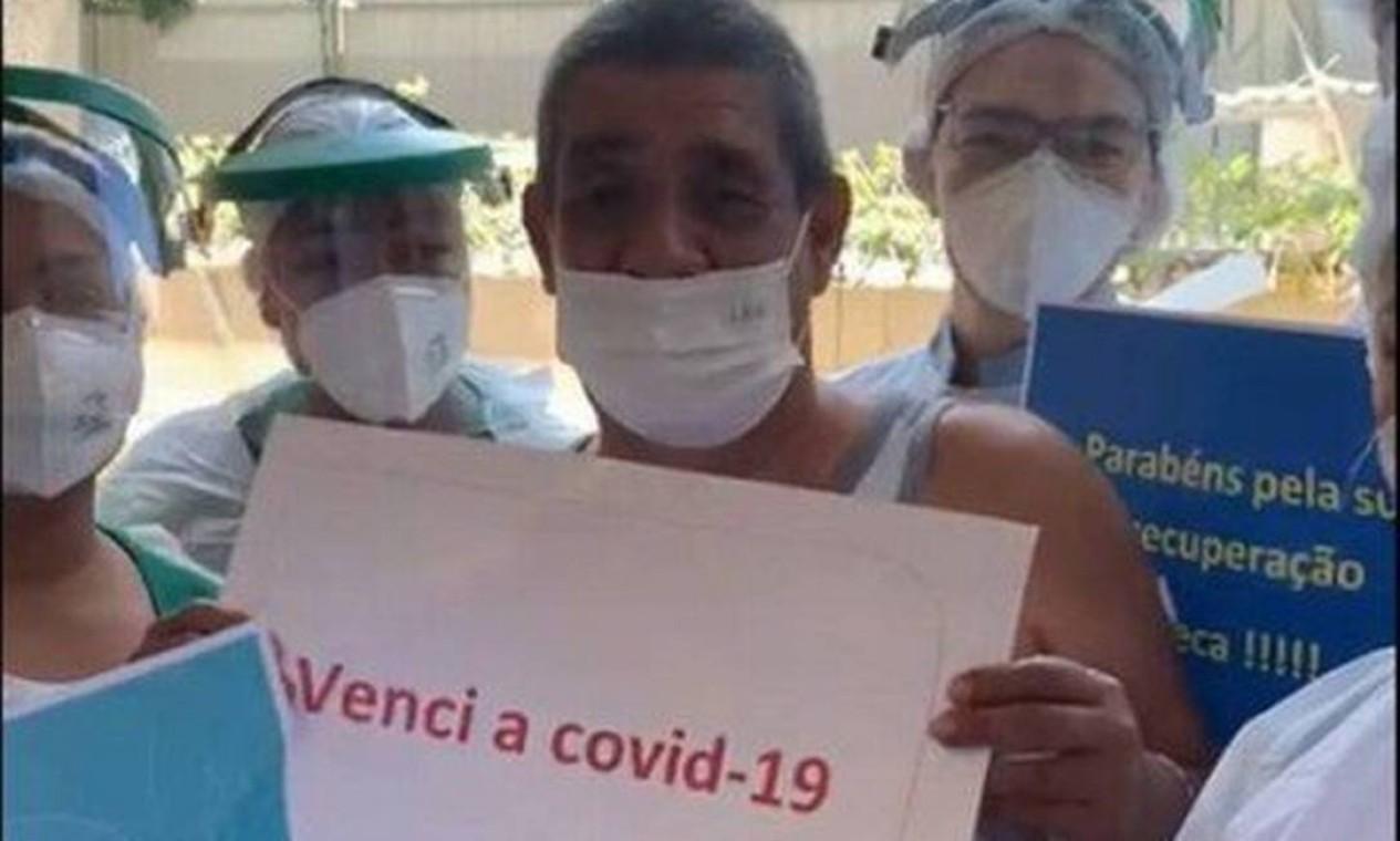 Zeca Pagodinho tem alta de hospital após ser internado com Covid: 'Vacinem-se!'