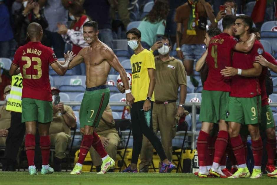 Cristiano Ronaldo marca dois no fim para bater recorde, e Portugal vence a Irlanda nas Eliminatórias