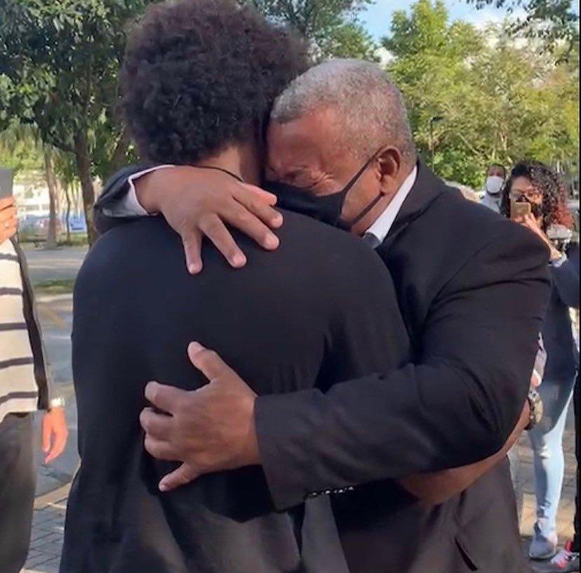 Willian chega ao Corinthians com sirene em clima de muita emoção e choro do seu pai!