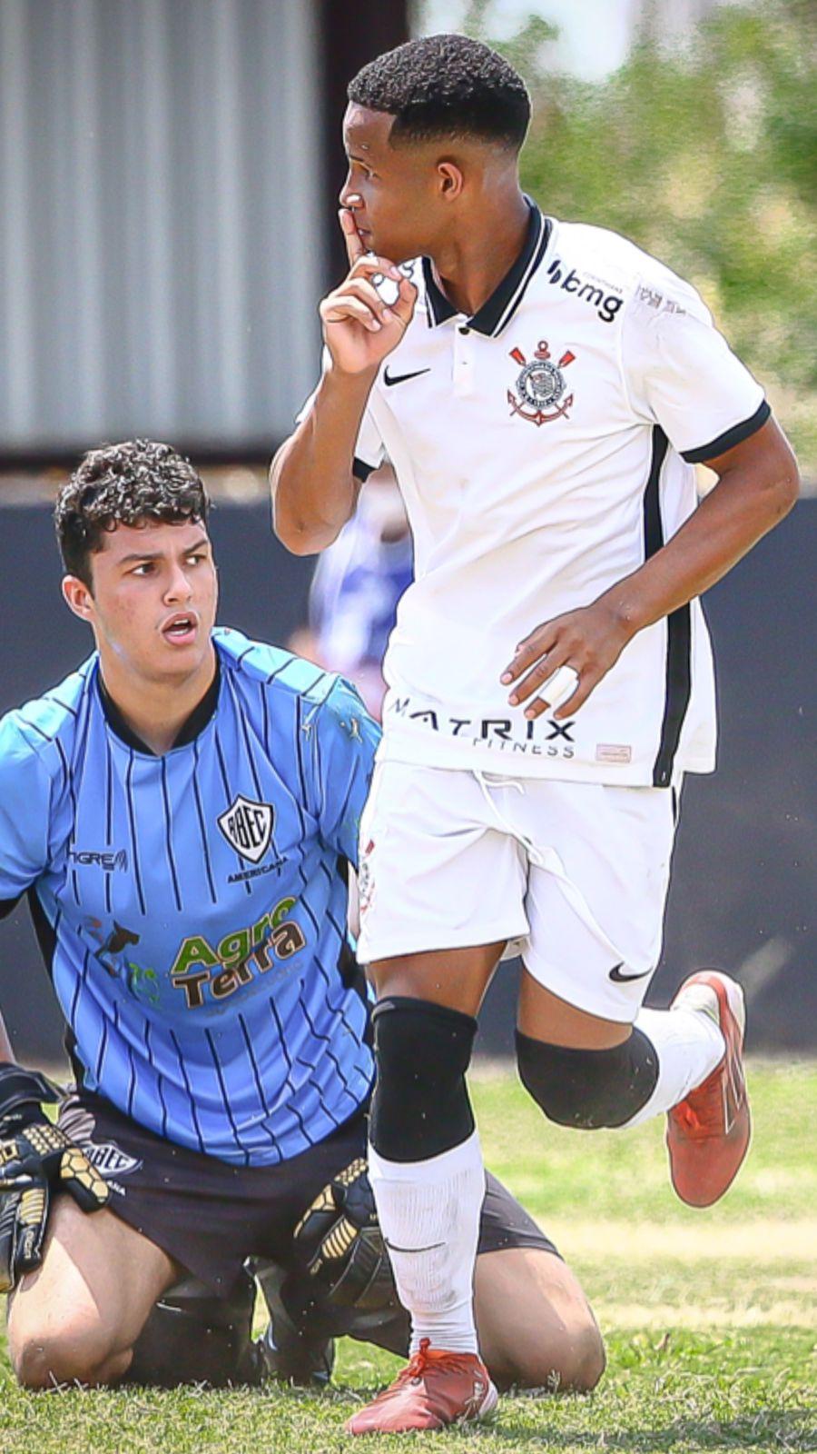 Atacante encanta na base do Corinthians e destoa contra adversários mais velhos