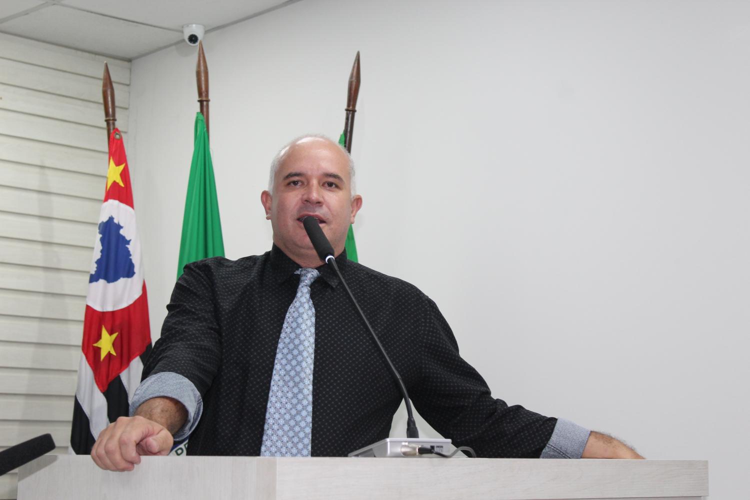 Vereador Prof. Naldo cobra reajuste salarial para funcionários públicos