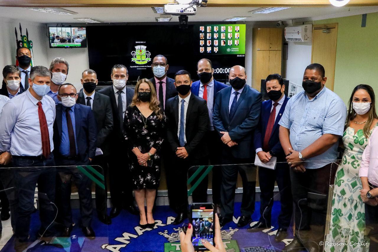 Vereadores recebem a visita do prefeito durante a 1ª Sessão Ordinária de 2022