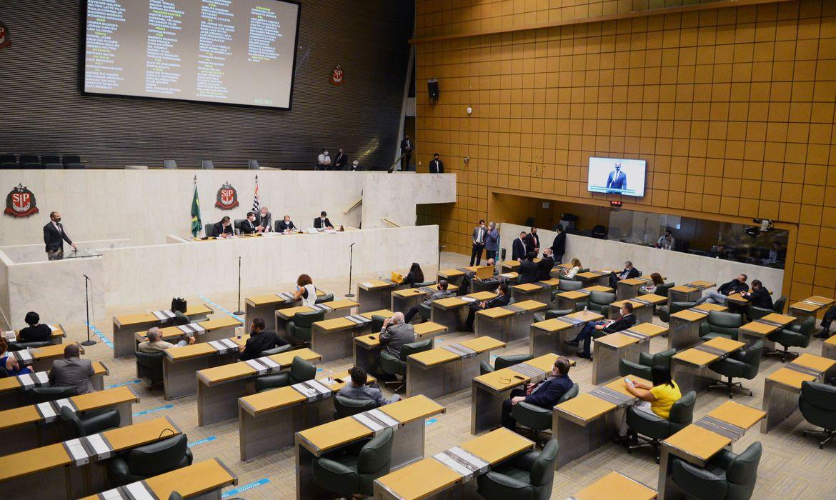 Assembleia Legislativa de SP aprova lei que prevê fornecimento de absorventes para alunas da rede pública