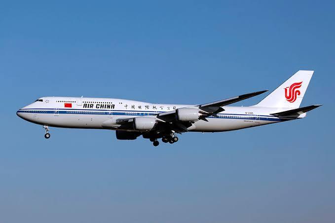 Avião com 132 pessoas a bordo cai na China
