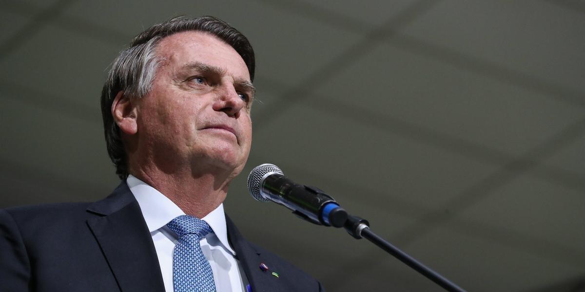 Bolsonaro veta salário-maternidade para grávida sem vacinação completa que não pode trabalhar de forma remota