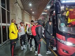 Flamengo desembarca no Rio de Janeiro com segurança reforçada e protesto de torcida