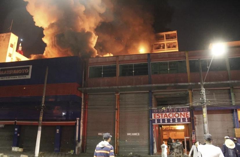 Incêndio atinge prédios comerciais no Centro de SP