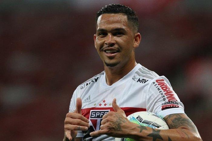 Vitória reaproxima São Paulo da Libertadores e reforça volta por cima de Luciano