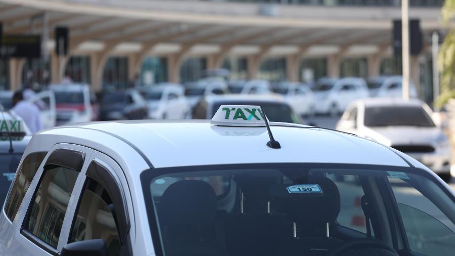 Auxílio para taxistas será pago a mais de 245 mil pessoas na 1ª fase de programa, diz governo