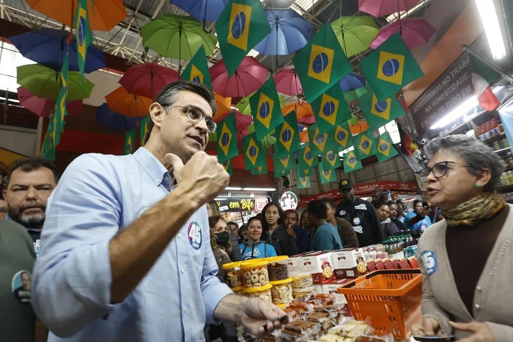 Em caminhada, Rodrigo Garcia volta a dizer que irá despoluir o Rio Tietê