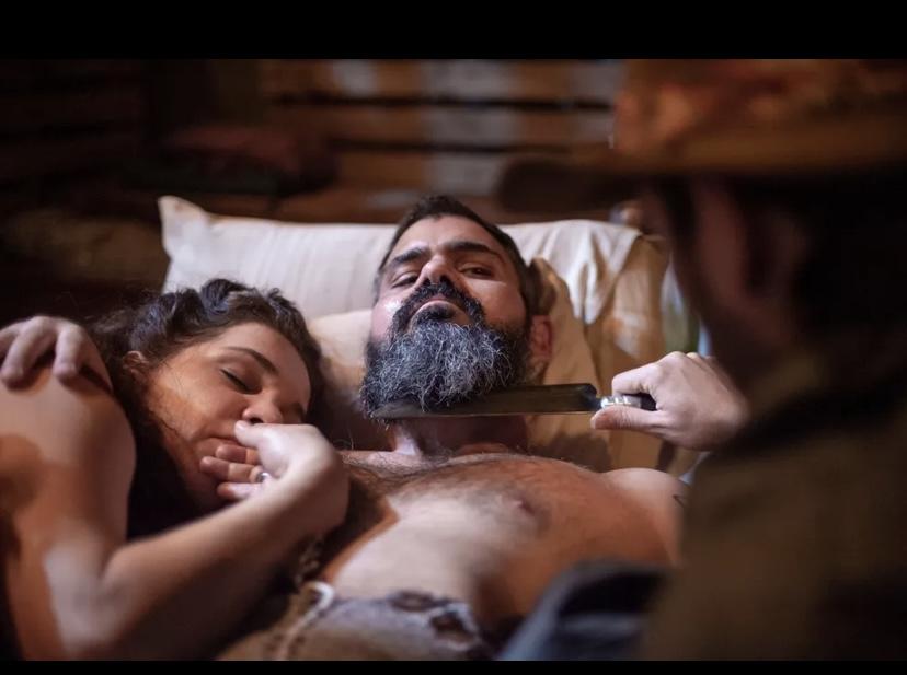 'Pantanal': Alcides é surpreendido com faca no pescoço no meio da noite. Saiba por quem