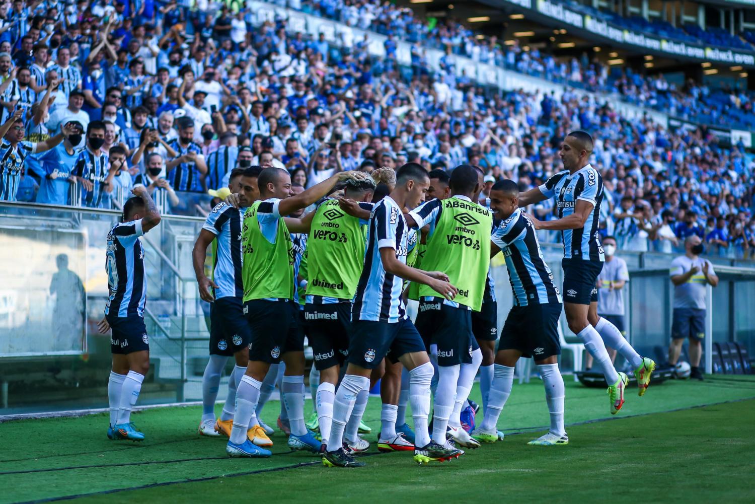 Grêmio domina, vence o CSA e se mantém na vice-liderança da Série B