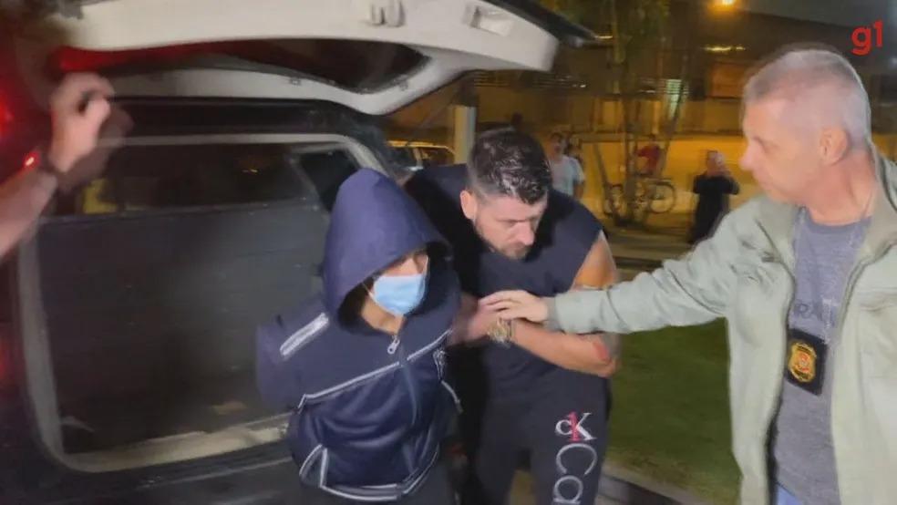 Mãe suspeita de fraturar costelas do filho por 'bagunça' é atacada ao ser presa no litoral de São Paulo