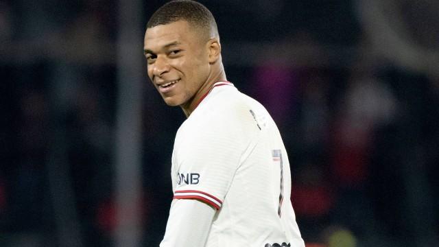 Mbappé tem contrato recorde de 630 milhões de euros por três anos, diz jornal