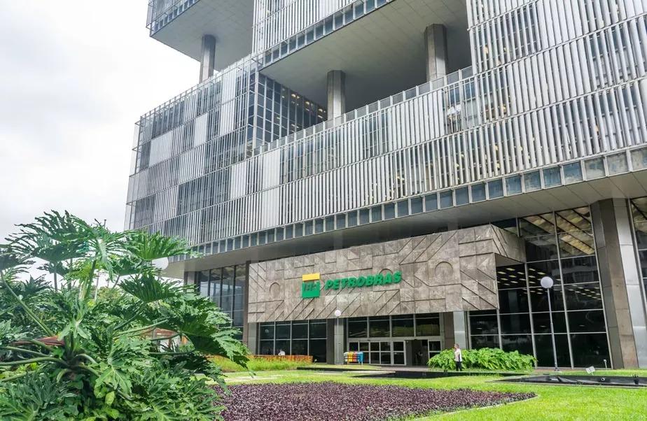 Pressionada pelo governo, Petrobras segura reajuste no preço dos combustíveis antes do 2º turno