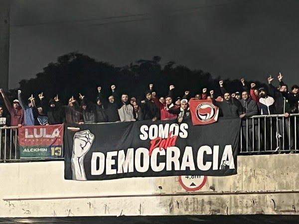 Após chegada de corintianos, bolsonaristas fogem e liberam trecho da Marginal Tietê