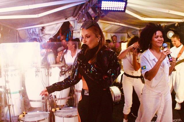 Após polêmicas durante campanha eleitoral, Claudia Leitte é vaiada em show na Bahia: 'vivemos em uma democracia'