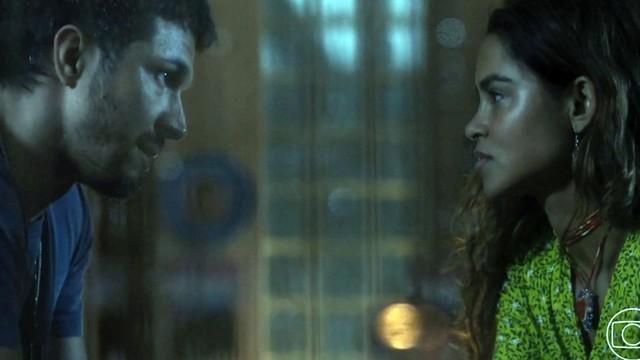 Brisa e Oto têm primeira noite de amor em Travessia