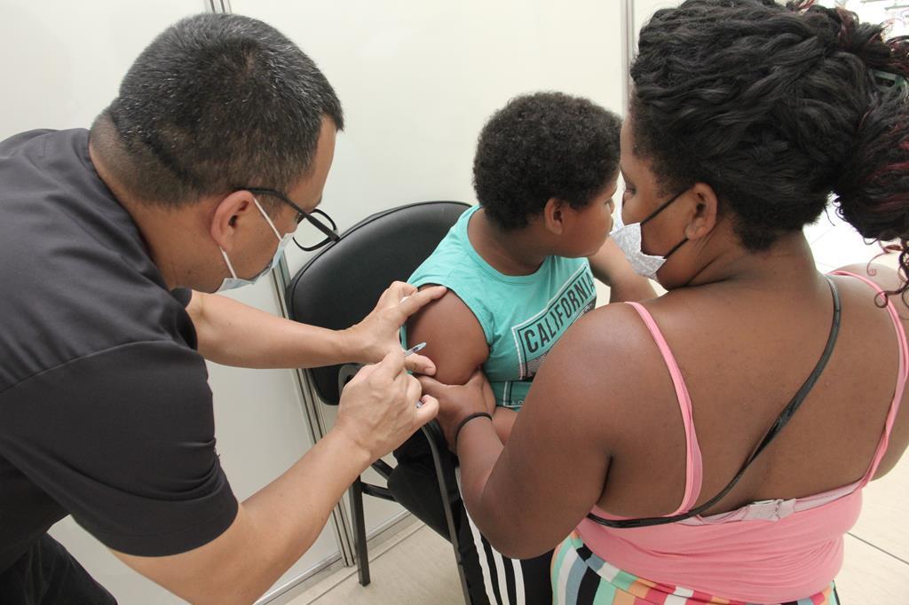 Começa vacinação contra Covid para crianças de seis meses a menores de três anos