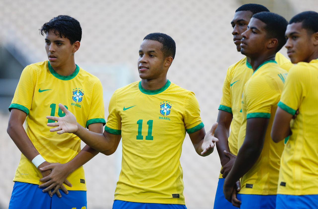 Joia do Corinthians volta a marcar e a Seleção Canarinho goleia o Paraguai