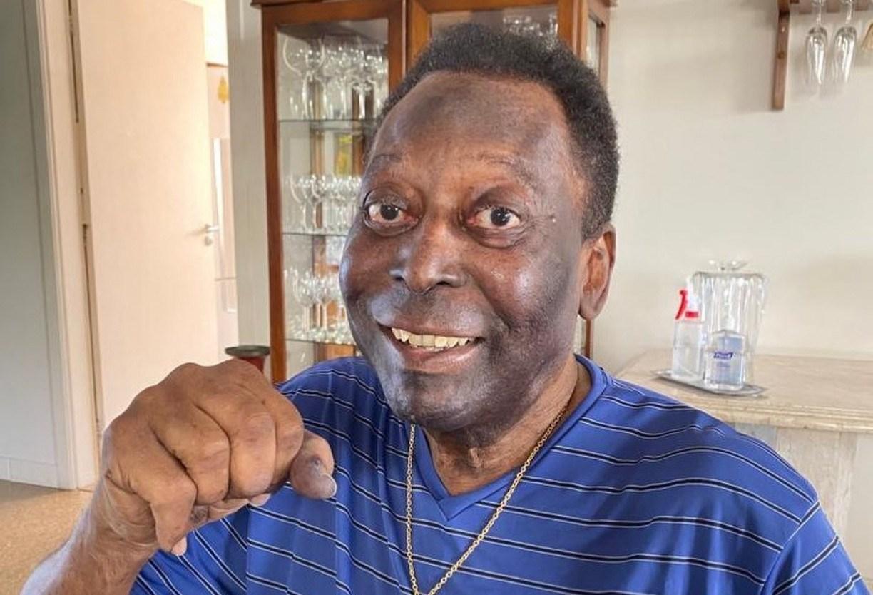 Pelé foi internado para reavaliação da quimioterapia;