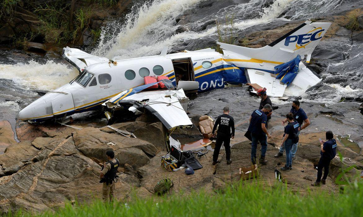 Piloto, que estava a 5 minutos de avião com Marília Mendonça, lembra conversa com comandante de aeronave com a cantora