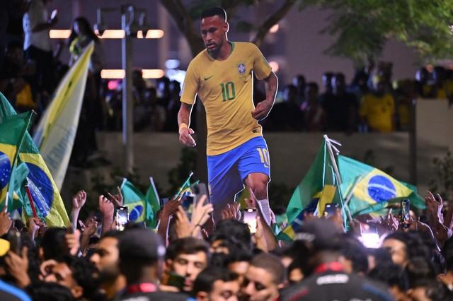 Torcedores fazem festa para recepcionar Seleção no hotel em Doha