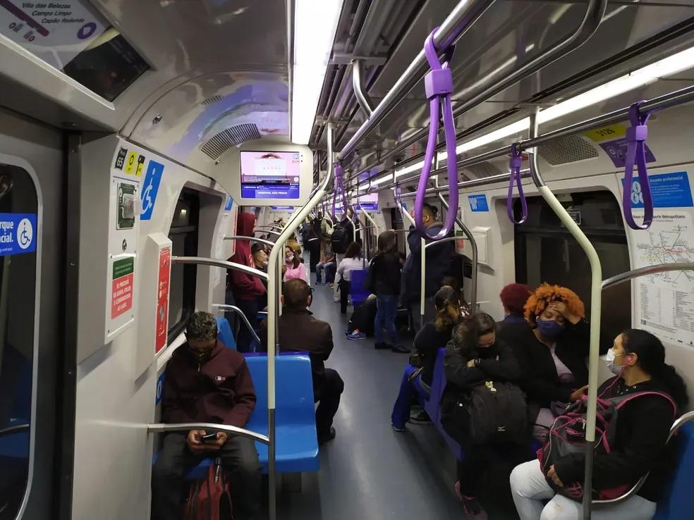 Uso de máscaras volta a ser obrigatório no transporte público de SP após alta de casos de Covid