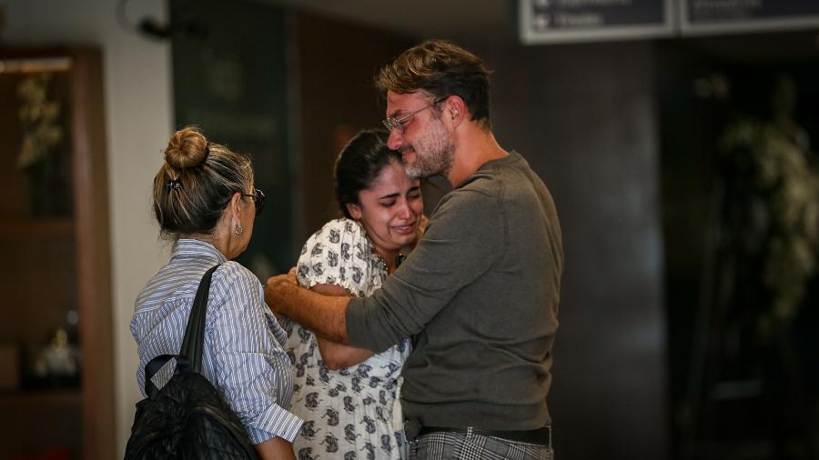 Viúva de Erasmo Carlos é consolada no velório do artista