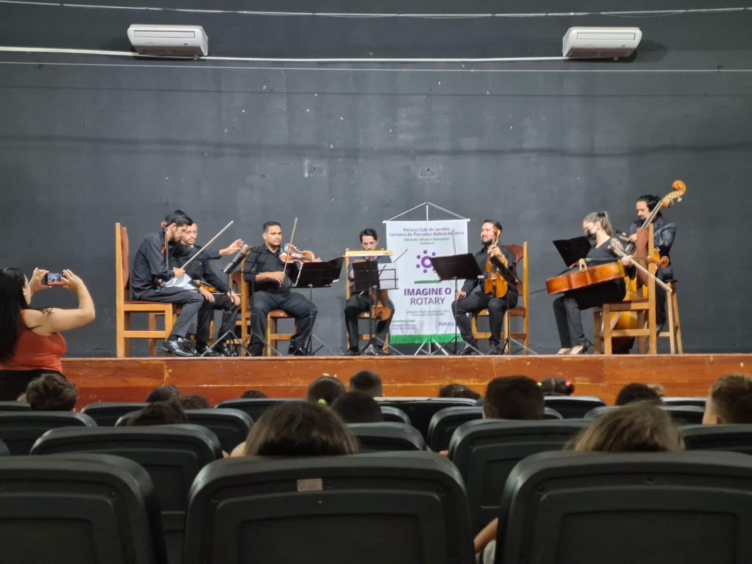 Alunos de Jandira prestigiam o Concerto de Natal do Rotary Club