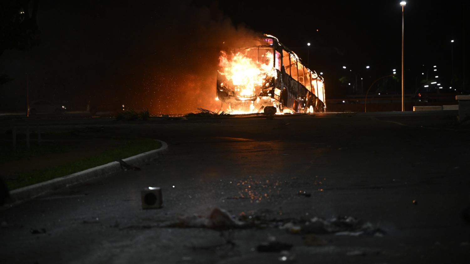 Bolsonaristas radicais queimaram 3 carros e 5 ônibus e depredaram delegacia em ato em Brasília