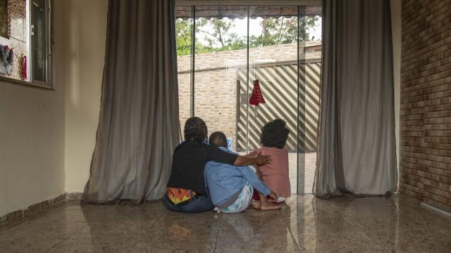 Resgatada de cárcere de 17 anos, família passa por reabilitação em casa nova e relembra do terror sofrido