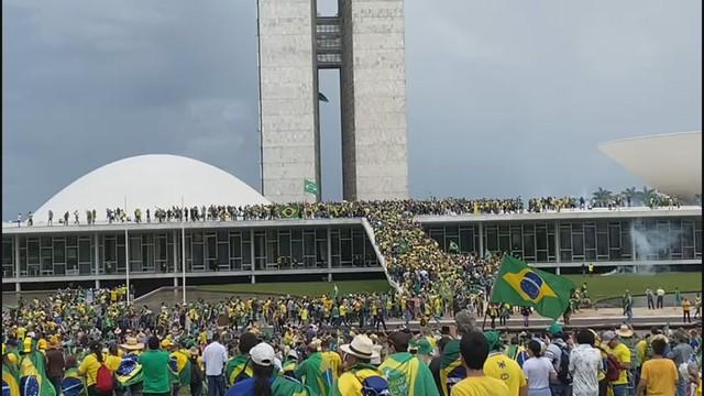 Bolsonaristas radicais invadem Congresso Nacional, Palácio do Planalto e STF