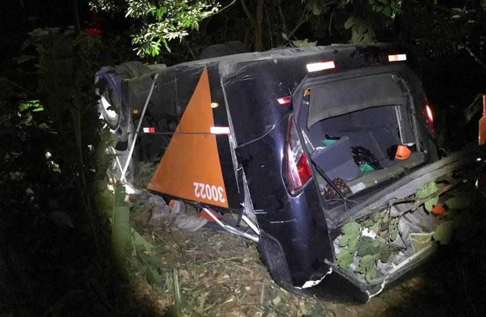 Ônibus com time de futebol cai de ponte e deixa mortos e feridos na BR-116
