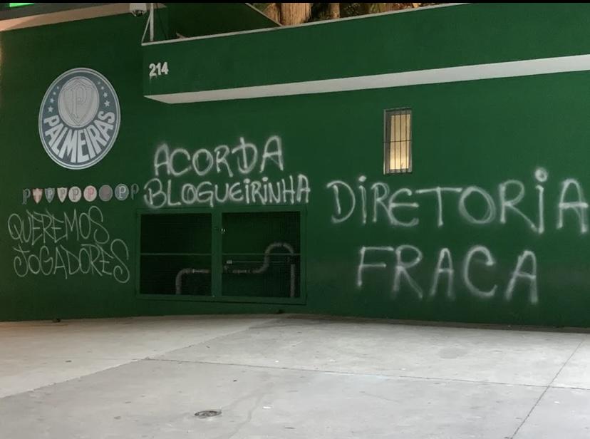 Torcedores picham muro do Palmeiras e protestam contra Leila Pereira e diretoria