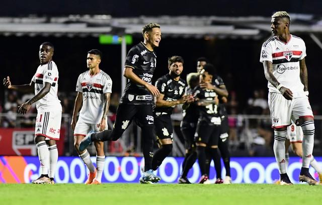 Vitória no clássico dá alívio a Corinthians em construção, mas pressão final liga alerta