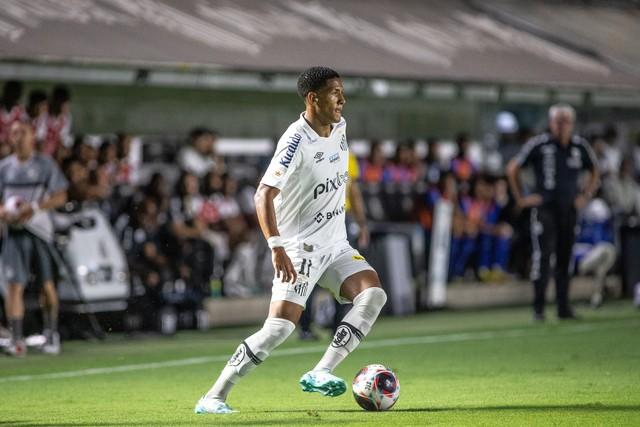 Santos transforma bom futebol em resultado e respira