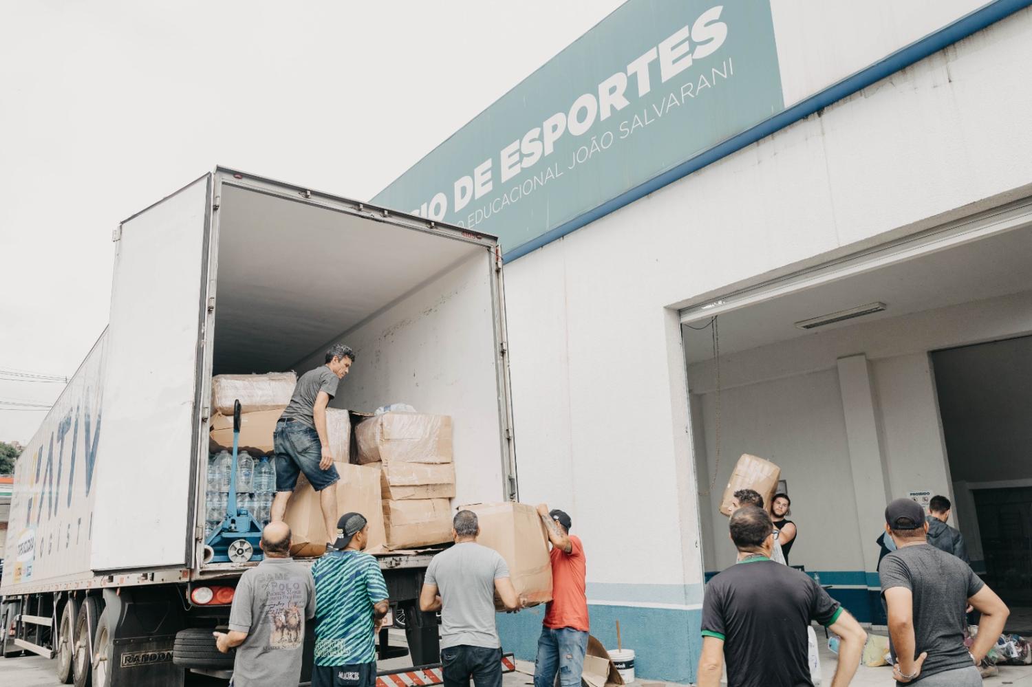 SOS Litoral arrecada 5 mil peças de roupas infantis e 20 mil litros de água em Itapevi