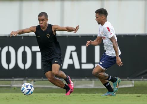 Corinthians goleia em jogo-treino com Pedrinho fazendo gol e sofrendo pênalti