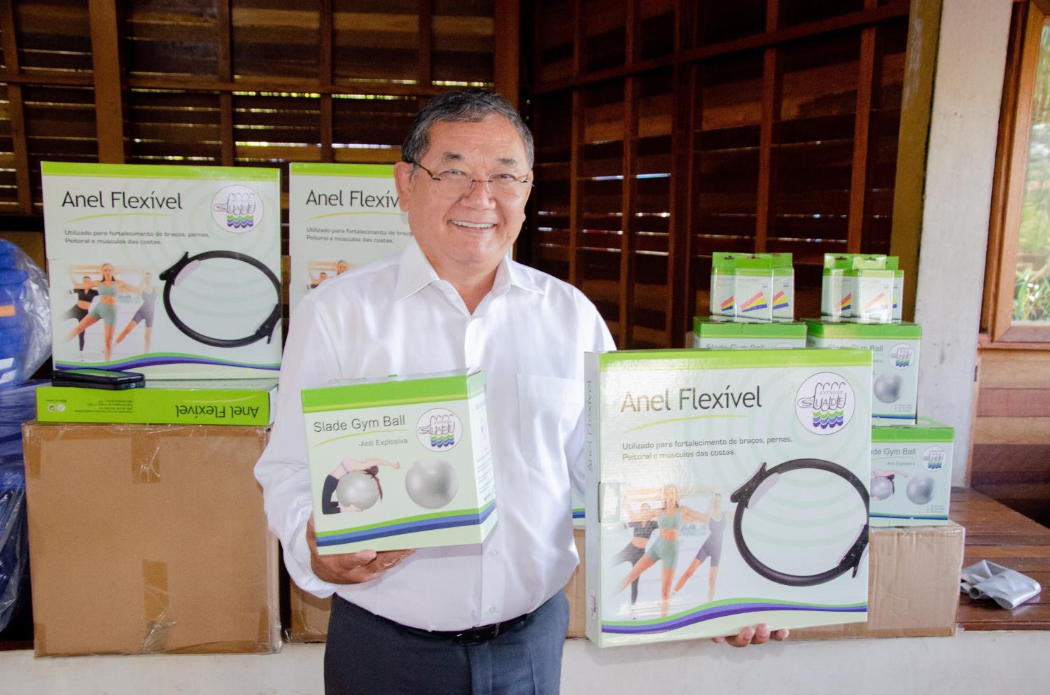 Doutor Sato entrega materiais para a prática de pilates em Jandira