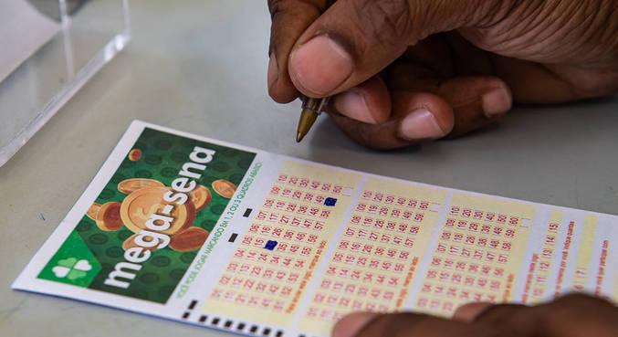 Mega-Sena acumula e pode pagar R$ 54 milhões na quarta-feira